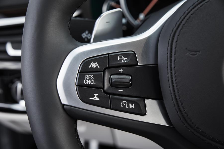 Детали интерьера BMW 540i Sedan M Sport 2017 года  (WW) (фото 70 из 98)